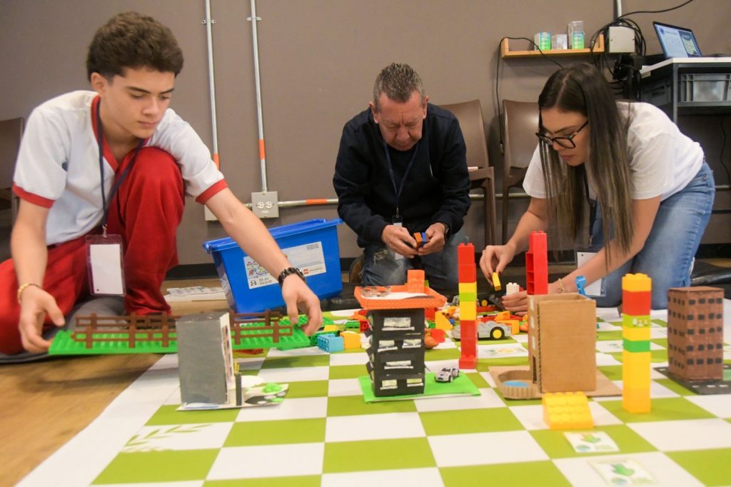 Docentes de Medellín acceden a apoyo del Distrito para realizar estudios de posgrado y cualificar su labor.